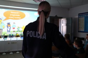 Policjantka prezentuje film dzieciom