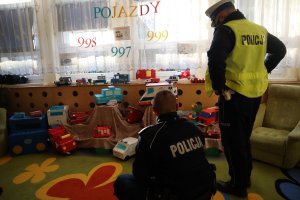 Policjanci oglądają wystawę pojazdów w przedszkolu