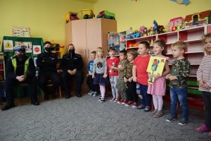 Dzieci w przedszkolu recytują wiersz słuchają policjanci