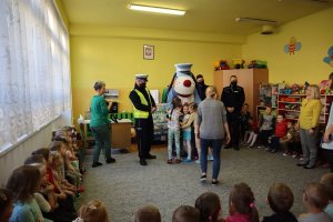 Dzieci tulą się do maskotki policyjnej
