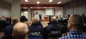 Na zdjęciu widać siedzących na spotkaniu policjantów i w tle przemawiającego Prezydenta Miasta Bytomia.