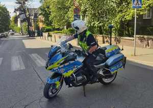 Na zdjęciu policjant bytomskiej drogówki na motocyklu służbowym.
