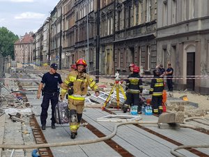 na zdjęciu policjanci oraz strażacy wykonujący czynności na miejscu zdarzenia