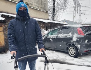 zdjęcie przedstawia mężczyznę z balkonikiem rehabilitacyjnym