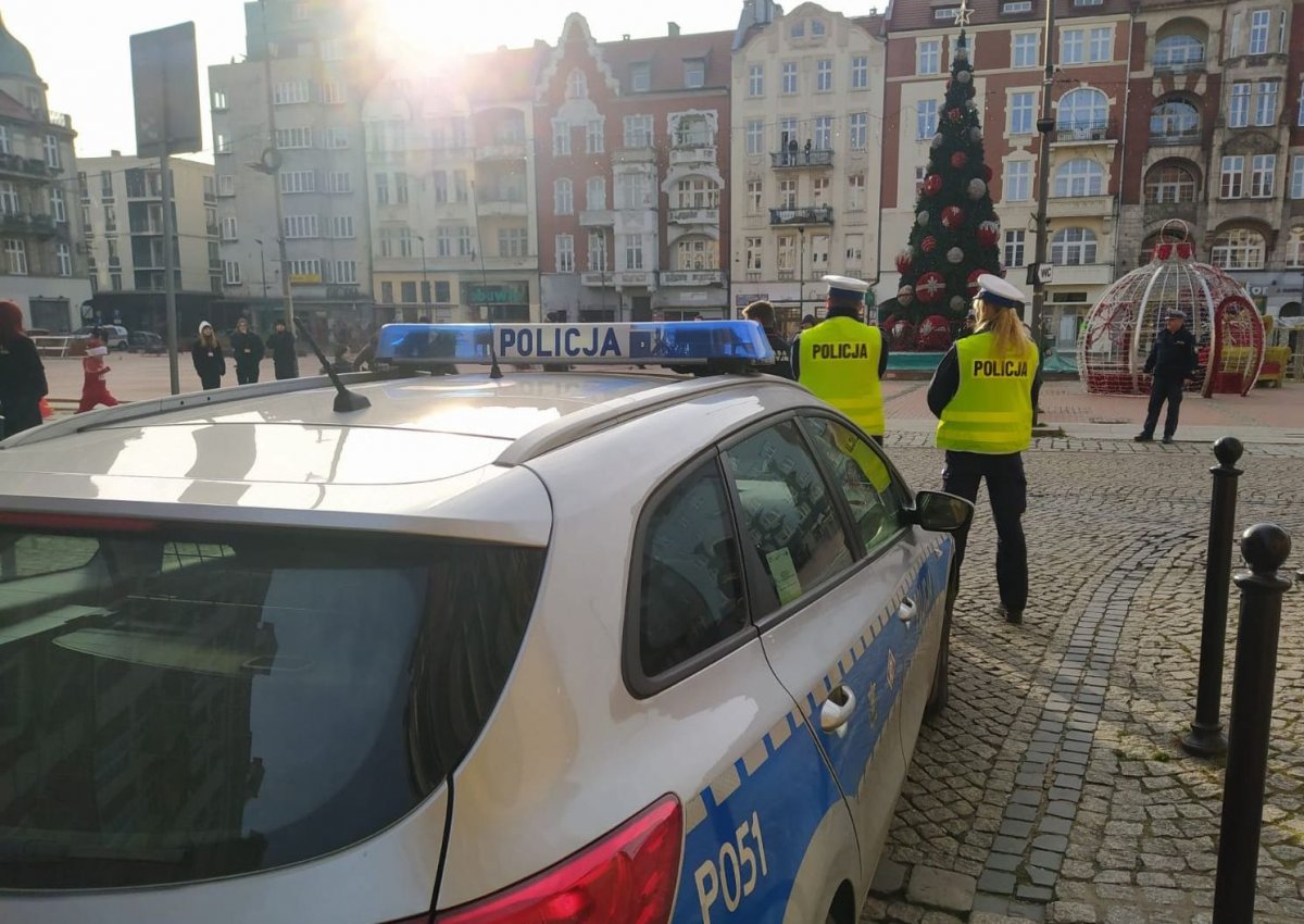 policjanci zabezpieczają bieg Świętych Mikołajów