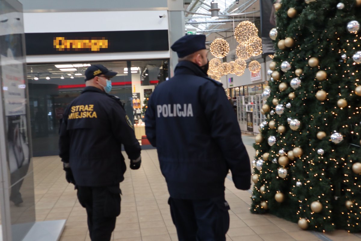 Policjant i strażnik miejsski w centrum handlowym