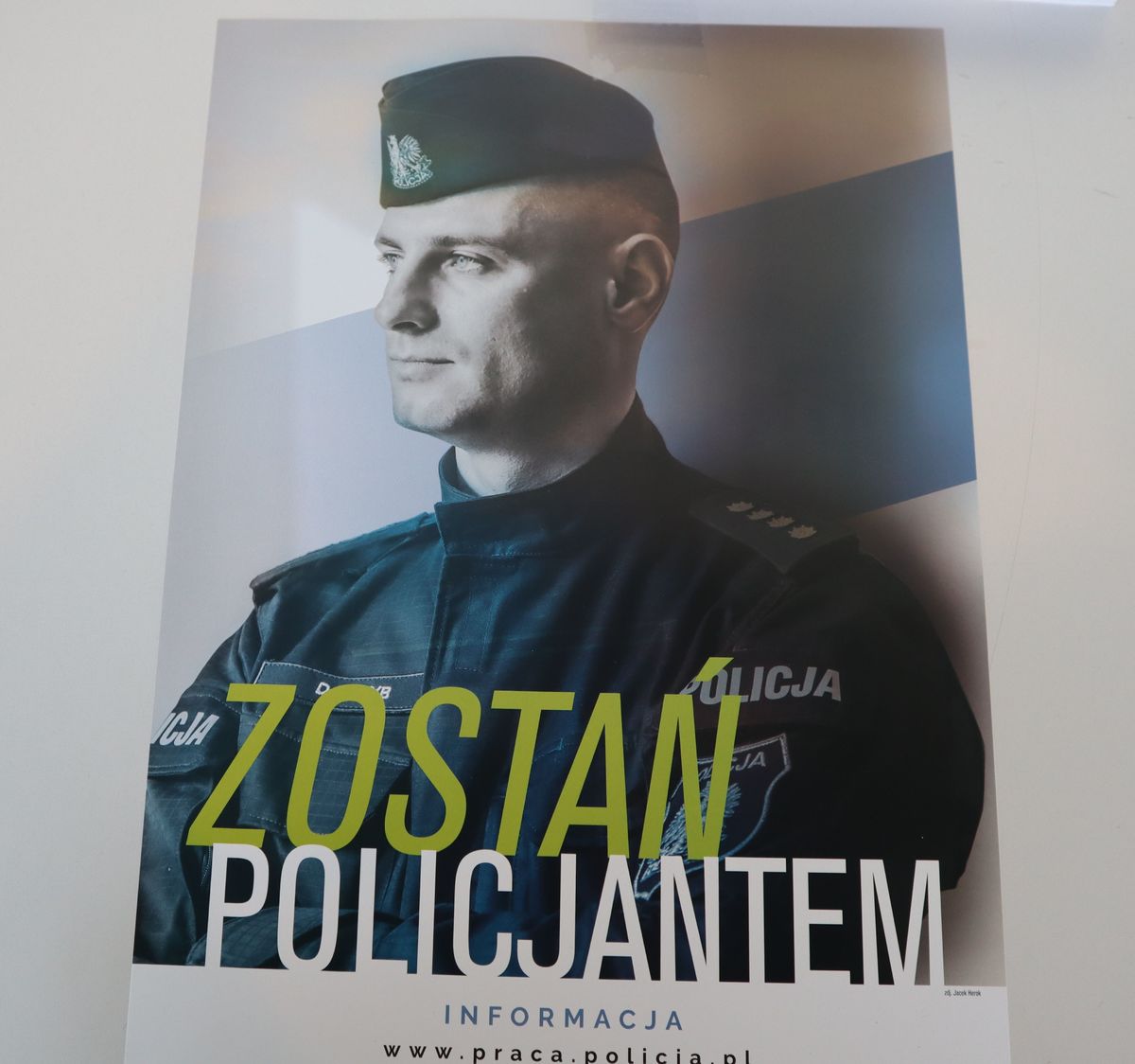 Plakat przedstawiający policjanta i napis "Zostań policjantem"