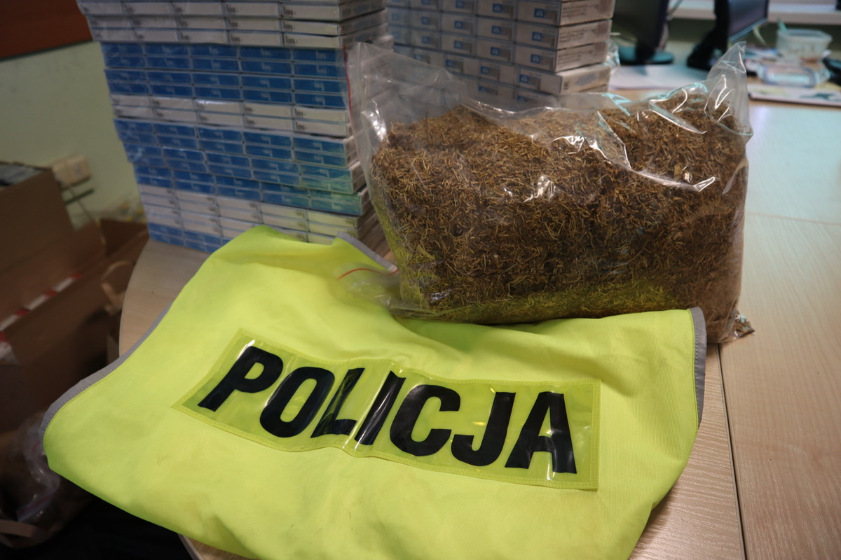 Kamizelka odblaskowa z napisem "Policja", tytoń i papierosy