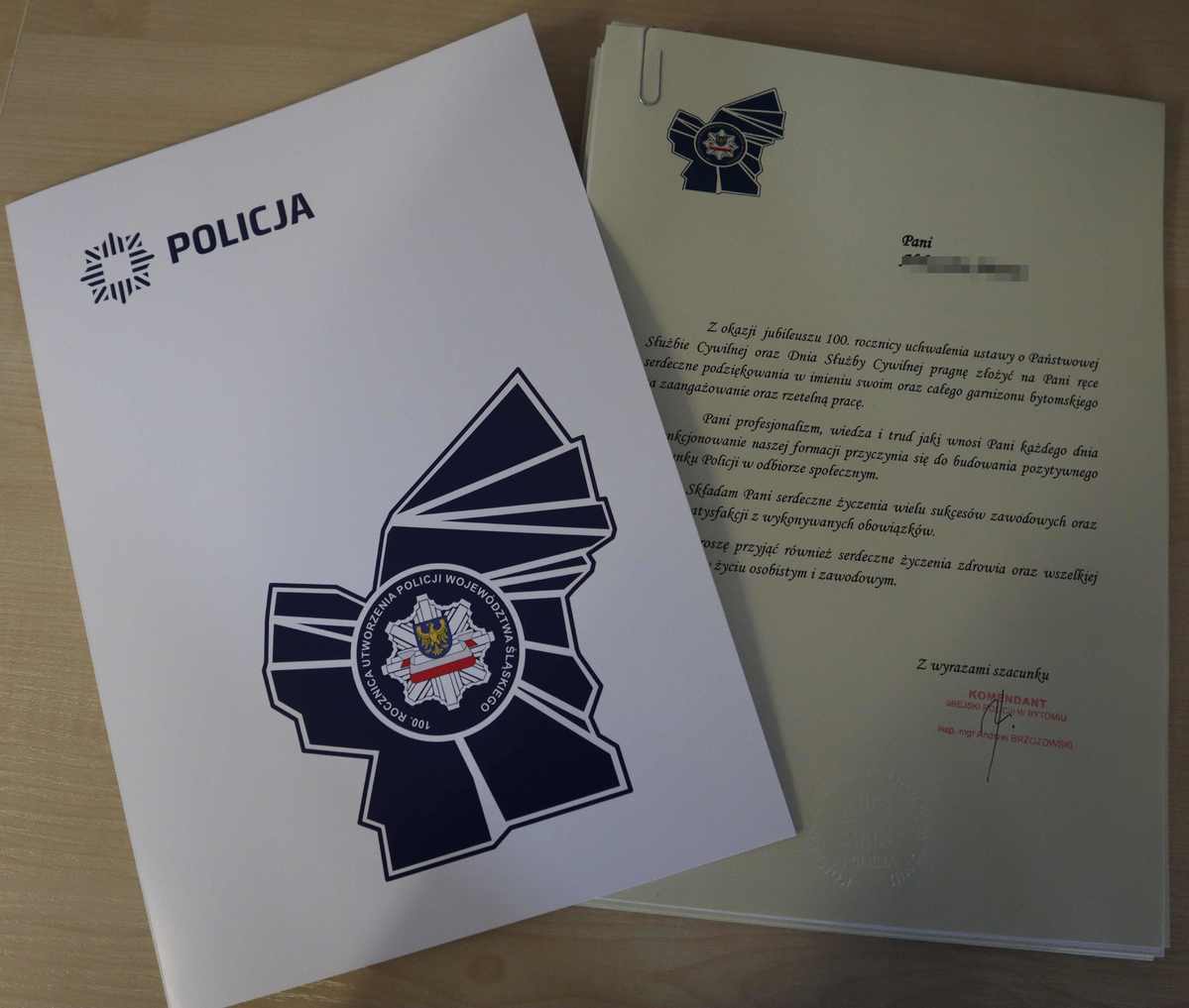 Podziękowania i życzenia Komendanta Miejskiego Policji w Bytomiu: „Z okazji jubileuszu 100. rocznicy uchwalenia ustawy o Państwowej Służbie Cywilnej oraz Dnia Służby Cywilnej pragnę złożyć na Pani ręce serdeczne podziękowania w imieniu swoim oraz całego garnizonu bytomskiego za zaangażowanie oraz rzetelną pracę. Pani profesjonalizm, wiedza i trud jaki wnosi Pani każdego dnia w funkcjonowanie naszej formacji przyczynia się do budowania pozytywnego wizerunku Policji w odbiorze społecznym. Składam Pani serdeczne życzenia wielu sukcesów zawodowych oraz wszelkiej pomyślności w życiu osobistym i zawodowym. Z wyrazami szacunku Komendant Miejski Policji w Bytomiu inspektor Andrzej Brzozowski.”