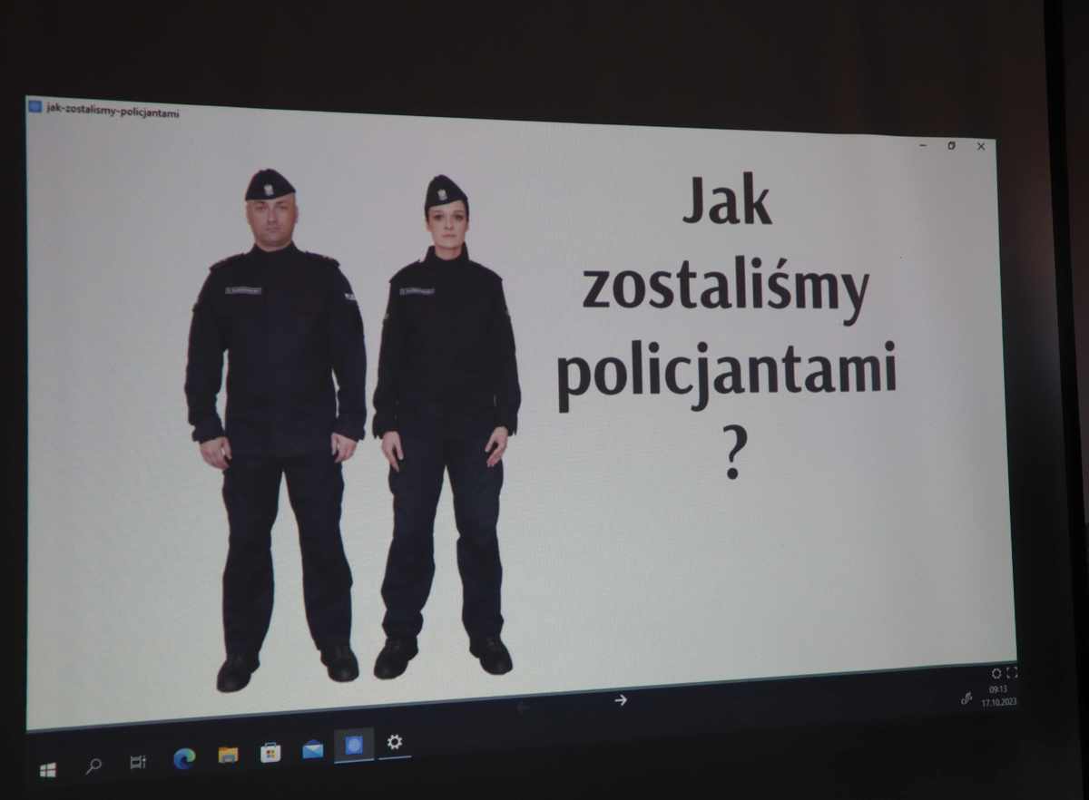 Zdjęcie przedstawia policjantkę i policjanta oraz napis Jak zostaliśmy policjantami.
