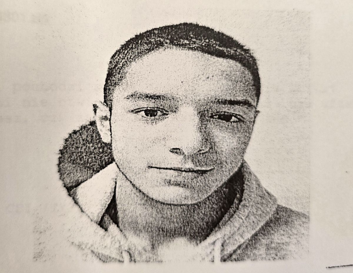 na zdjęciu twarz 17-latka, szczupłej budowy ciała, ma krótkie ciemne włosy.