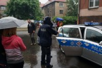 Policjanci wpuszczają uczniów do radiowozu Ruchu Drogowego.