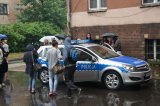 Uczniowie oglądają oznakowany radiowóz z zewnątrz.