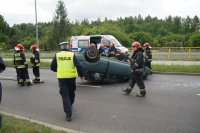 Policjant podchodzi do uszkodzonego auta.