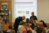 Policjanci rozmawiają z uczniami
