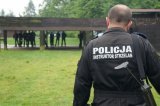 Policyjny instruktor prowadzący szkolenie strzeleckie.