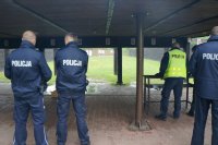 Mundurowi czekają na swoją kolej aby oddać strzały do tarczy.