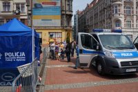 Radiowóz i namiot tematyczny na bytomskim rynku.