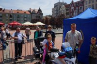 Dzieci siedzą na policyjnym motorze.