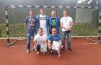 Zwycięzcy z medalami, dyplomami i pucharem.