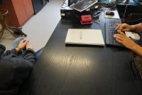 Policjant przesłuchuje podejrzanego