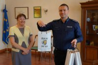 Komendant Dziurka pokazuje otrzymane torebki z urządzeniami