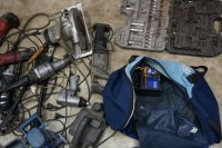 Odzyskane elektronarzędzia, torba podróżna, prostownik, narzędzia
