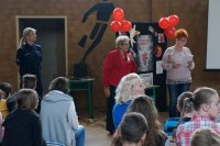 Pedagog szkolna przemawia do uczniów