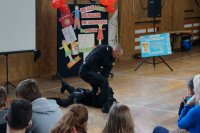 Policjanci prowadzą pokaz samoobrony