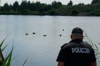 Policjant obserwuje rejon zbiornika wodnego