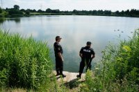 Wakacyjny patrol obserwuje teren wokół zbiornika wodnego
