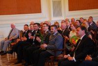 Komendanci biją brawo po występie solistek