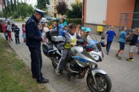 Chłopiec siedzący na policyjnym motorze