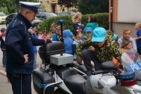Chłopiec wsiadający na motocykl