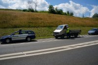 Policjant wręcza mandat kierowcy