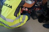 Policjanci z zabezpieczonymi lewymi papierosami