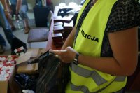 Policjanci liczą ilość przejętych papierosów