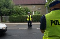 Policjant przygotowuje się do kontroli kierowcy auta