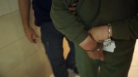 Policjant prowadzi podejrzaną