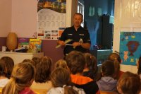 Policjant drogówki prowadzący spotkanie