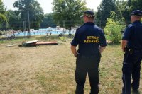 Stróże prawa obserwują teren kąpieliska miejskiego