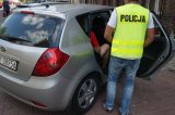 Policjanci z zatrzymanym w drodze do prokuratury