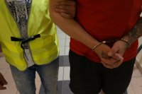policjant z zatrzymanym