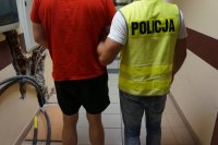 Podejrzany w trakcie doprowadzenia do prokuratury