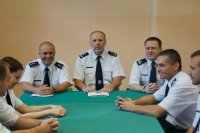 Komendanci oraz zebrani policjanci