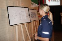 Policjantka przygląda się konkursowym pracom