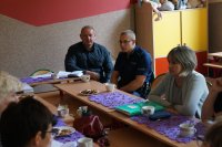 Policjanci przysłuchują się rozmowie pedagogów szkolnych