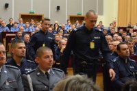 Nagrodzenie bytomscy policjanci idą przez sale