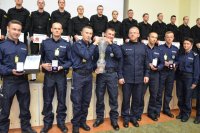Nagrodzenie policjanci wraz z Zastępcą Komendanta Głównego Policji