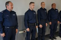 Nagrodzenie policjanci ze swoimi przełożonymi